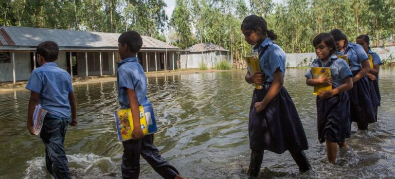 Cambio climático, tecnología y envejecimiento: El futuro de los niños pende de un hilo