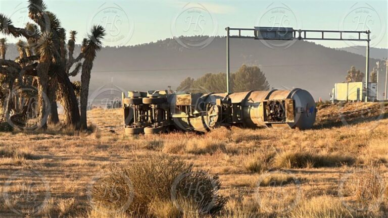 Cierre total en la carretera 57, tramo Puerto México-Ojo Caliente, por volcadura de tráiler