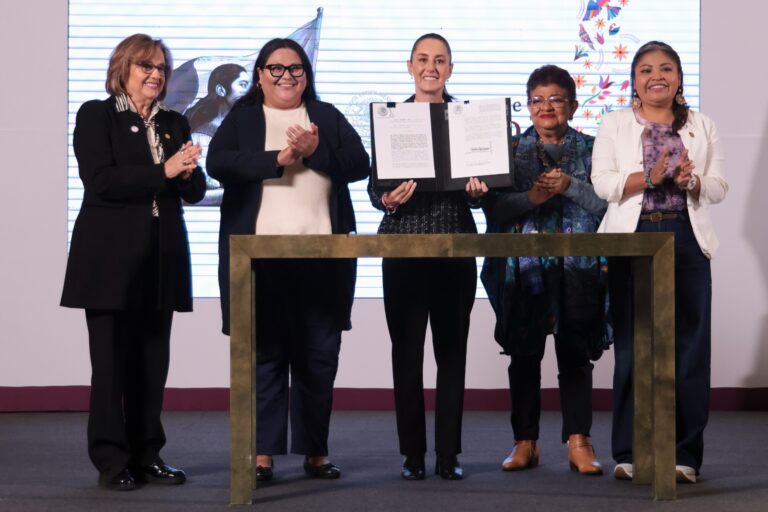 Claudia Sheinbaum firma decreto que garantiza la igualdad sustantiva de las mujeres en la Constitución