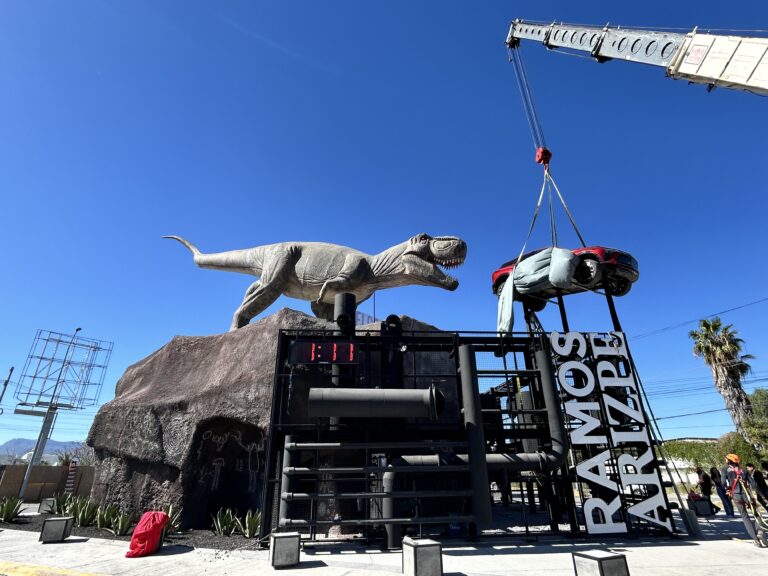 Colocan T-Rex y camioneta Blazer en la entrada monumental de Ramos Arizpe