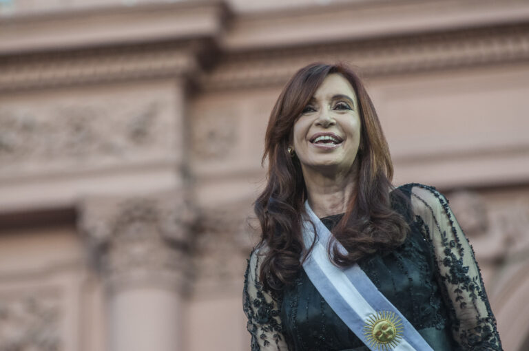 Condenan a 6 años de cárcel a la expresidenta argentina Cristina Fernández por corrupción