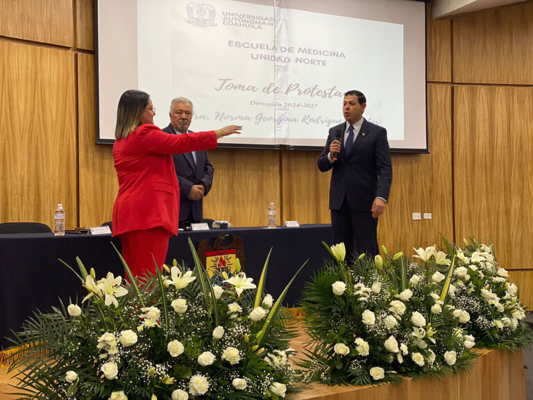 El Rector de la UA de C tomo protesta a la primera directora mujer de la Escuela de Medicina Unidad Norte