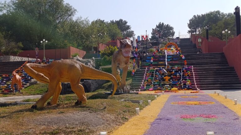 En Saltillo hasta los dinosaurios tiene altar de muertos 