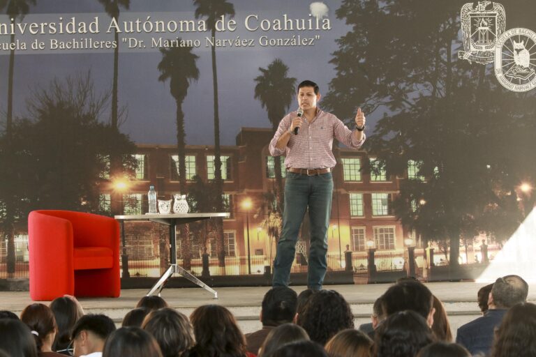 Imparte Rector de la UA de C a 500 estudiantes la charla “Hablemos de resiliencia” en la Escuela de Bachilleres “Dr. Mariano Narváez González”