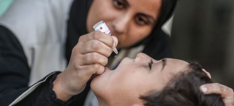 La campaña contra la polio llega a 94 mil niños del norte de Gaza asediado en medio de las bombas israelíes