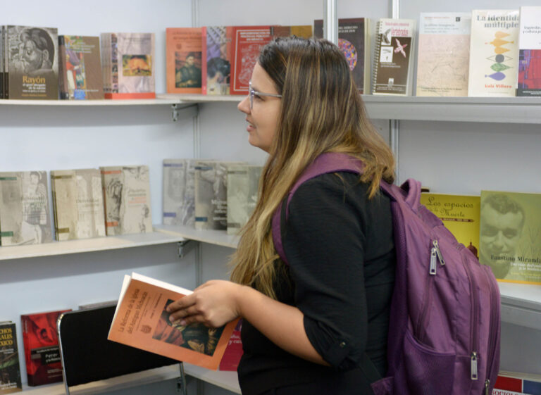 Libros y bibliotecas también son la base de la educación