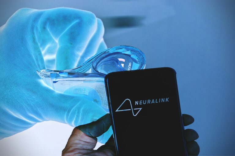 Neuralink recibe autorización de la FDA para empezar ensayos para controlar un brazo robótico