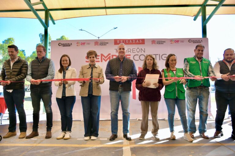 Román Cepeda entrega techumbre y lleva apoyos sociales a la colonia Magdalena, en Torreón