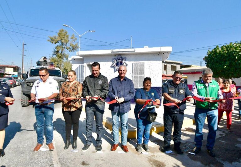 Román Cepeda entrega caseta de vigilancia en la colonia Tierra y Libertad, en Torreón