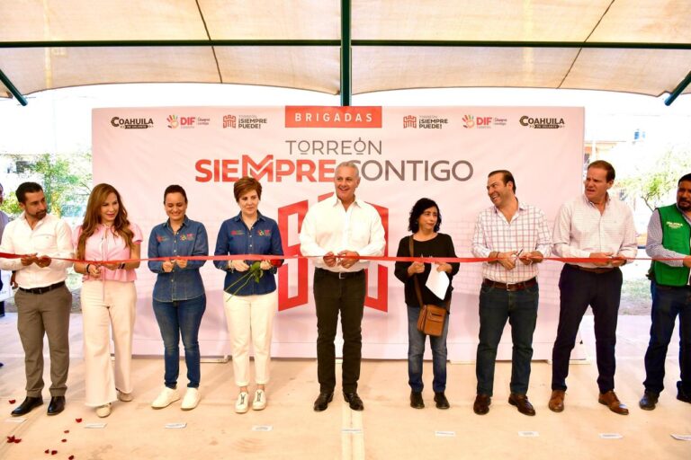 Román Cepeda entrega en Torreón la techumbre número 40 de su Administración