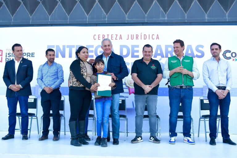 Román Cepeda brinda certeza jurídica a más de 125 familias de Torreón, mediante la entrega de cartas de posesión