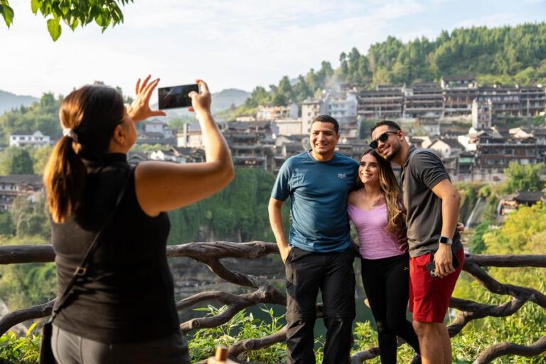 Turistas internacionales exploran el interior de China aprovechando la ola de viajes por este país