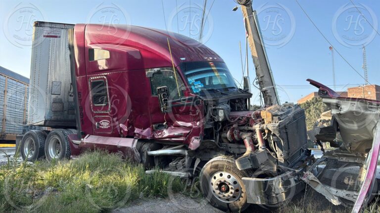 Y siguen… intenta ganarle el paso al tren en Saltillo y se lo lleva de encuentro