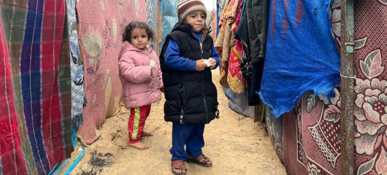 Con frío, enfermos y traumatizados: la pesadilla de los niños de Gaza