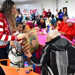 DIF Torreón promueve el espíritu navideño en niños y adultos mayores2