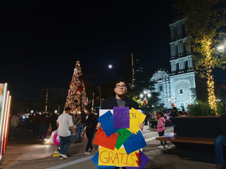 ¿Necesitas alguien con quien hablar? Ofrece psicólogo terapia gratuita en espacios públicos 