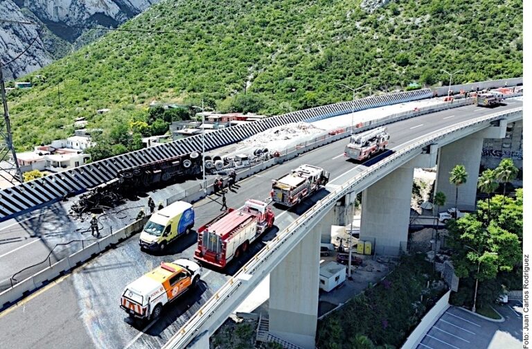 Piden vecinos de la Huasteca finalizar muro en Autopista a Saltillo