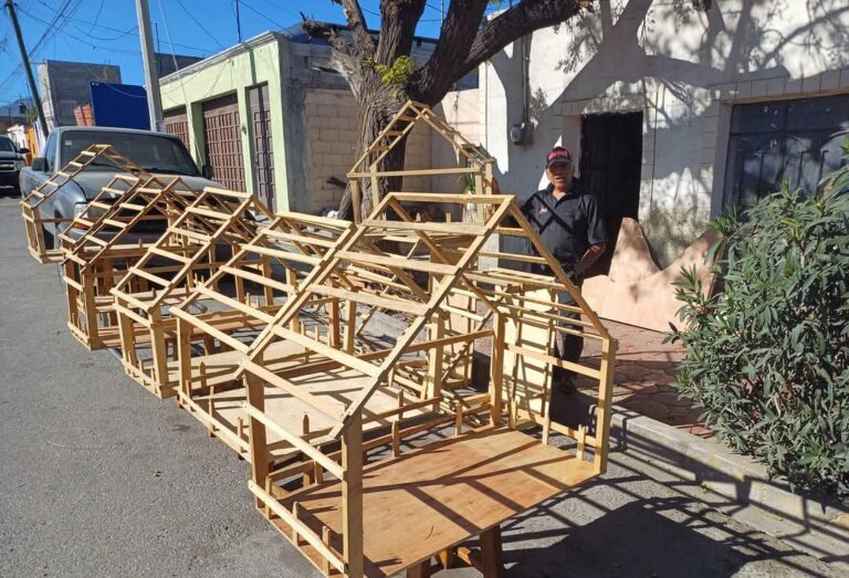 Saltillense de la tercera edad fábrica y vende pesebres para su sustento familiar 