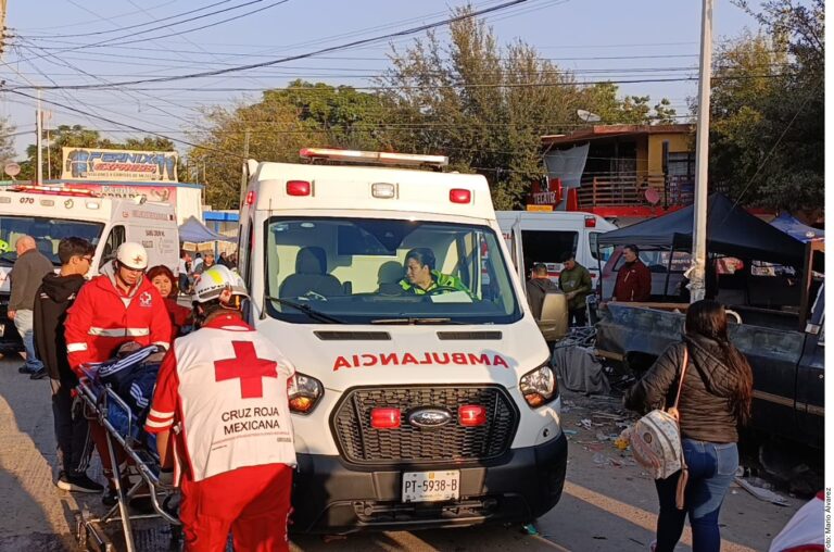 Se mete a mercado y atropella a cinco en Nuevo León