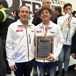 Sebastián Bazaldúa Rojas universitario de la UAdeC es Premio Estatal del Deporte por su Carrera Deportiva en el Flag Football