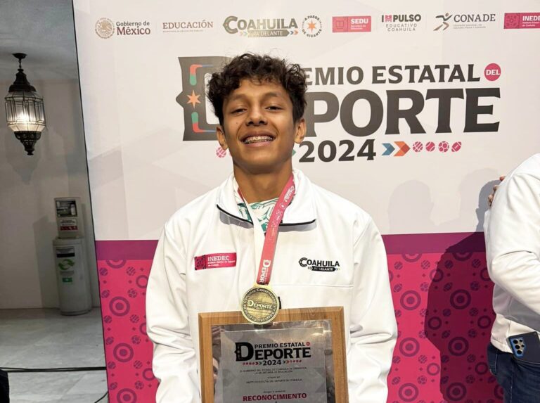 Sebastián Bazaldúa Rojas universitario de la UAdeC es Premio Estatal del Deporte por su Carrera Deportiva en el Flag Football