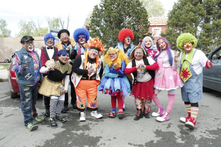 Con desfile, celebran Día Internacional del Payaso en Saltillo