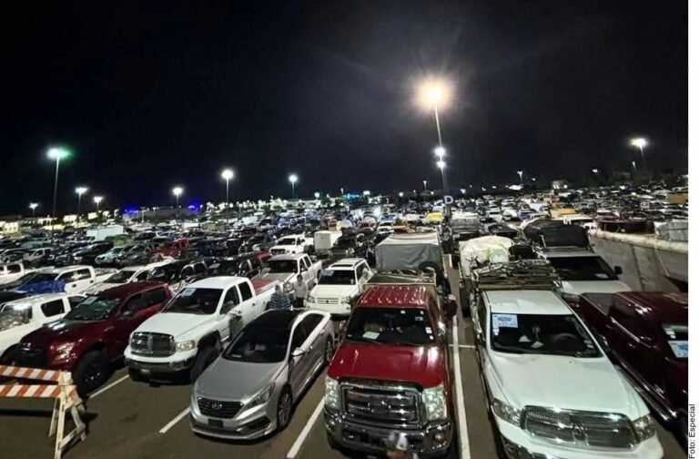 Más de 20 mil mexicanos regresan en caravana para pasar las fiestas de fin de año