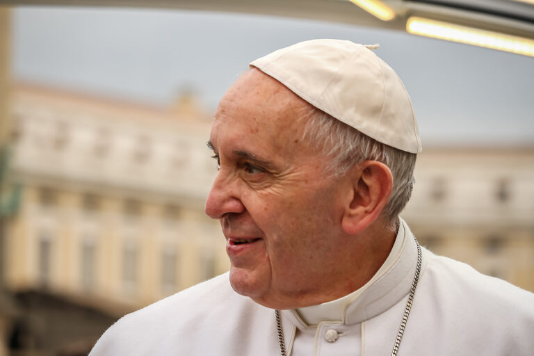 El Papa Francisco cumple 12 años de su pontificado hospitalizado y con un futuro incierto