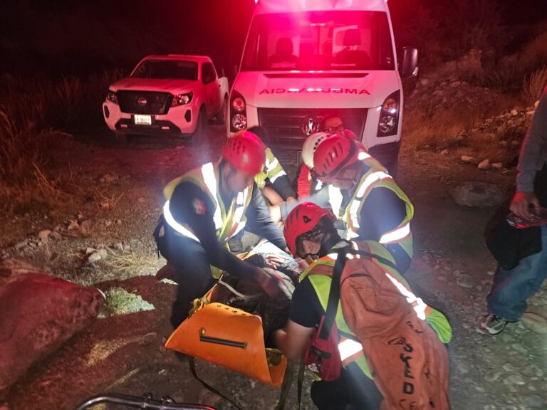 Rescatan Bomberos Saltillo a lesionada en Sierra de Zapalinamé