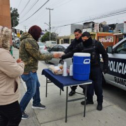 Ante el frío, Policías reparten café y pan en hospitales de Ramos Arizpe 11