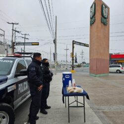 Ante el frío, Policías reparten café y pan en hospitales de Ramos Arizpe 12