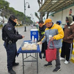 Ante el frío, Policías reparten café y pan en hospitales de Ramos Arizpe 2