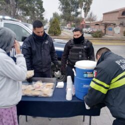 Ante el frío, Policías reparten café y pan en hospitales de Ramos Arizpe 4