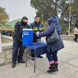 Ante el frío, Policías reparten café y pan en hospitales de Ramos Arizpe 9