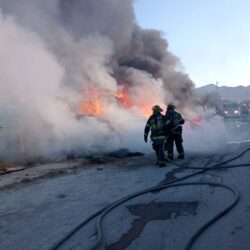 Atienden Bomberos de Saltillo incendio en recicladora1