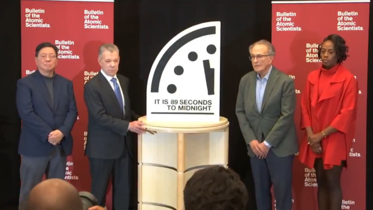 Científicos ajustan el ‘Reloj del Juicio Final’ más cerca que nunca del Apocalipsis