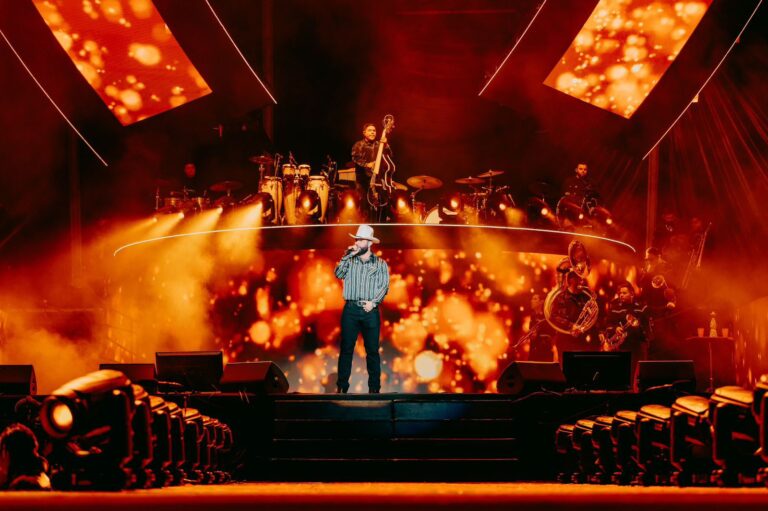 Carin León lanza la versión en vivo de “El Amor De Mi Herida”, desde el Estadio GNP Seguros de la CDMX