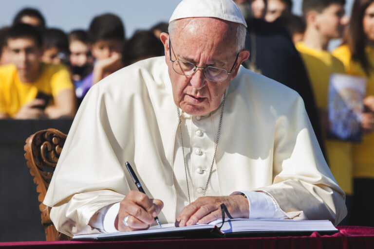 El Papa Francisco publica su autobiografía “Esperanza”