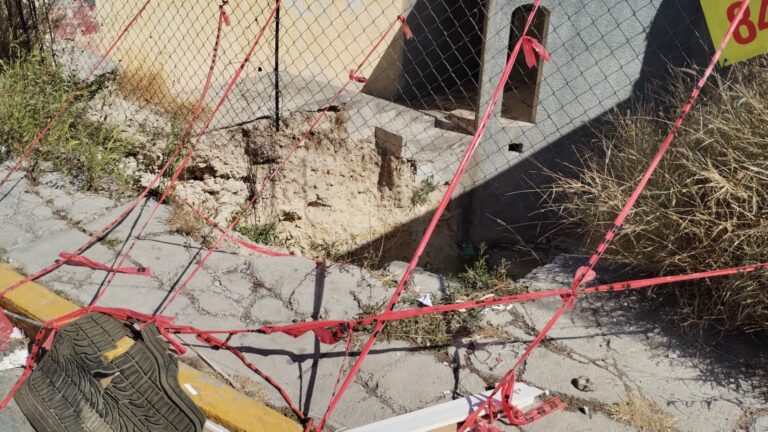 En riesgo peatones por peligroso desnivel en la Burócratas del Estado