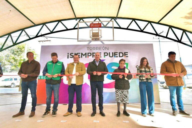 Entrega Román Cepeda entrega la primera techumbre y rehabilitación de plaza de la Administración 2025-2027