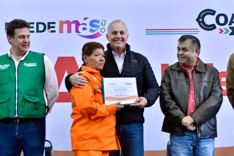 Entrega Román Cepeda reconocimientos y anuncia aumento salarial a los trabajadores de La Ola