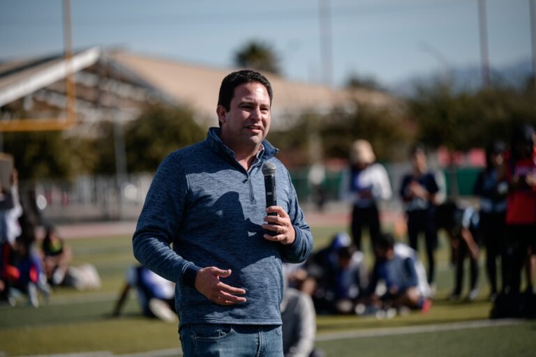 Reafirma Javier Díaz compromiso con el deporte; entrega uniformes a equipo de tochito