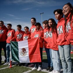 Reafirma Javier Díaz compromiso con el deporte; entrega uniformes a equipo de tochito1