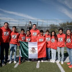 Reafirma Javier Díaz compromiso con el deporte; entrega uniformes a equipo de tochito2