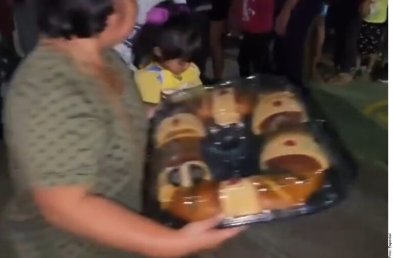 Regalan en nombre del CJNG roscas de Reyes en Tabasco