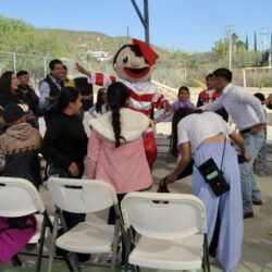 Regalan sonrisas en el campo de Ramos Arizpe; Jóvenes donan juguetes a niñas y niños 