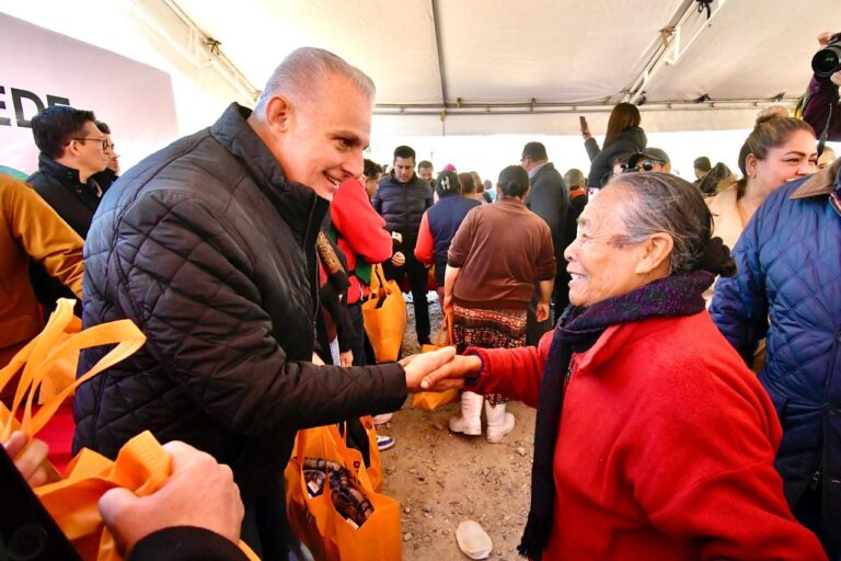 Román Alberto Cepeda González entrega 300 kits del programa “Abrígate Torreón”