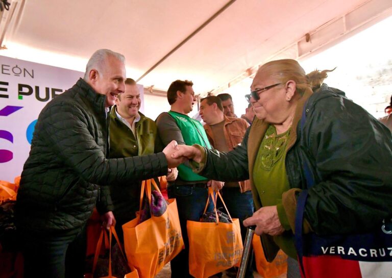 Román Cepeda González lleva el “Operativo Abrigo” al ejido La Estrella, en Torreón; entrega 300 kits de cobijas y alimento