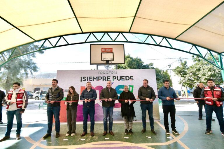 Román Cepeda entrega techumbre y apoyos para mitigar el frío, a vecinos del sector Suroriente de Torreón