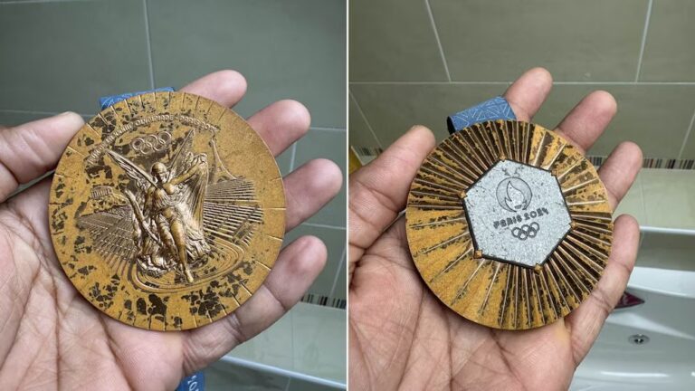 Atletas de París 2024 exigen que les cambien sus medallas olímpicas por su rápido desgaste